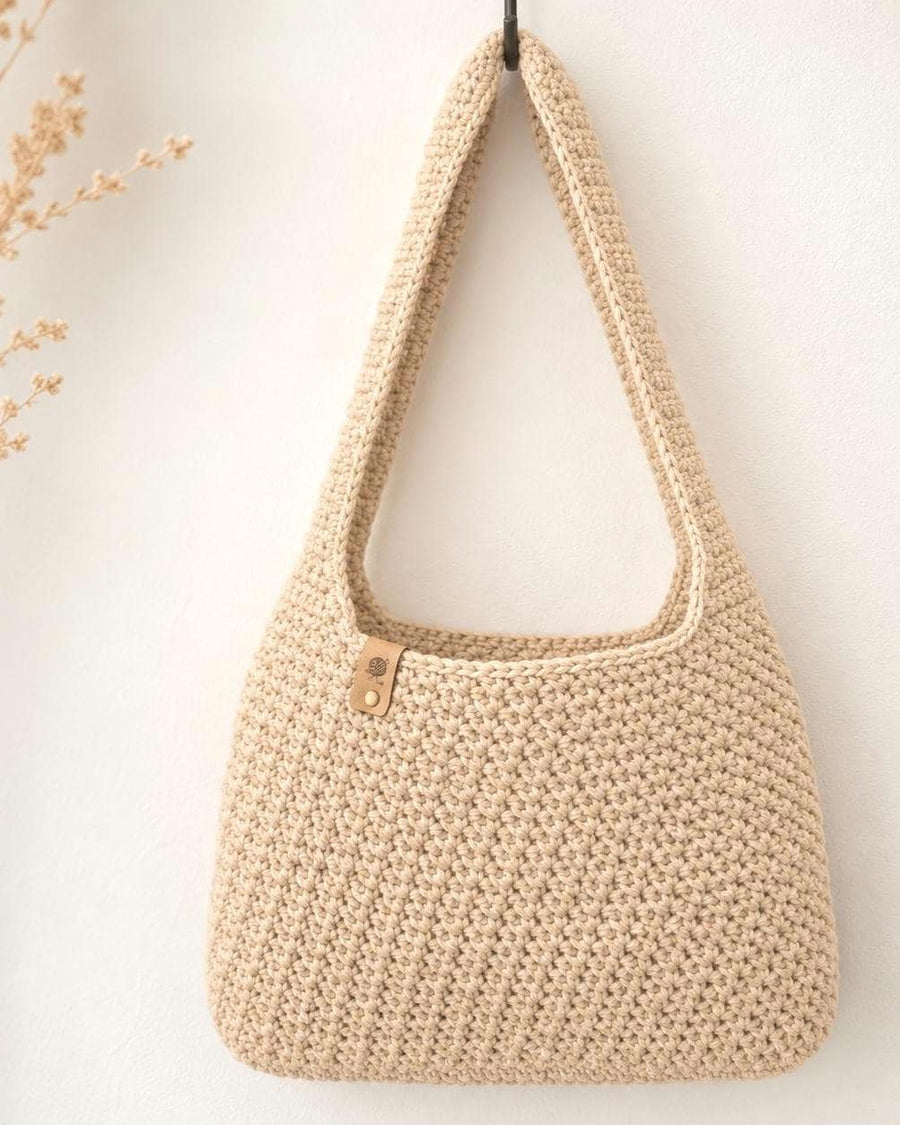 Beige handgehäkelte Schultertasche aus Baumwolle mit strukturierter Oberfläche und langem Träger