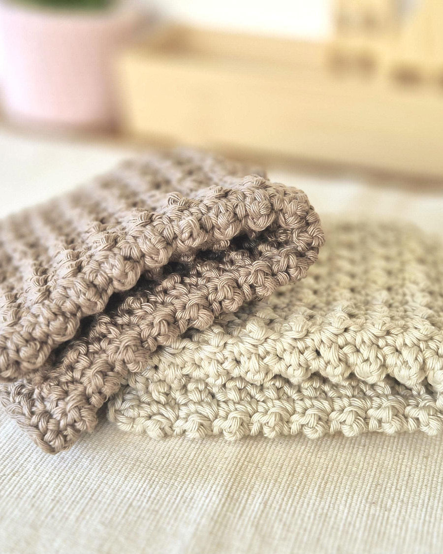 Zwei gehäkelte Baumwolltücher in Steingrau und Taupe, jeweils 25 × 25 cm