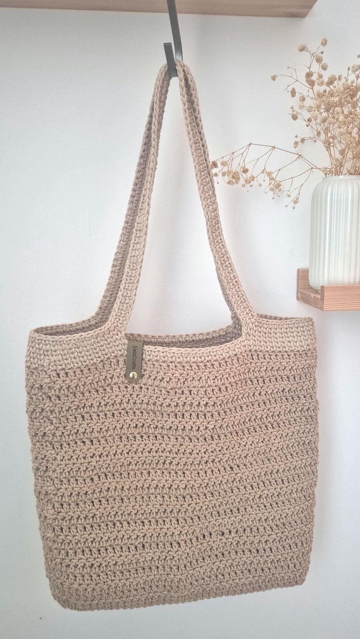Beige Häkelschultertasche aus Makrameegarn mit zwei Schulterträgern