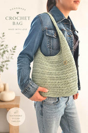 Minimalistische handgehäkelte Schultertasche aus Baumwolle in Naturfarben, 30 × 25 cm