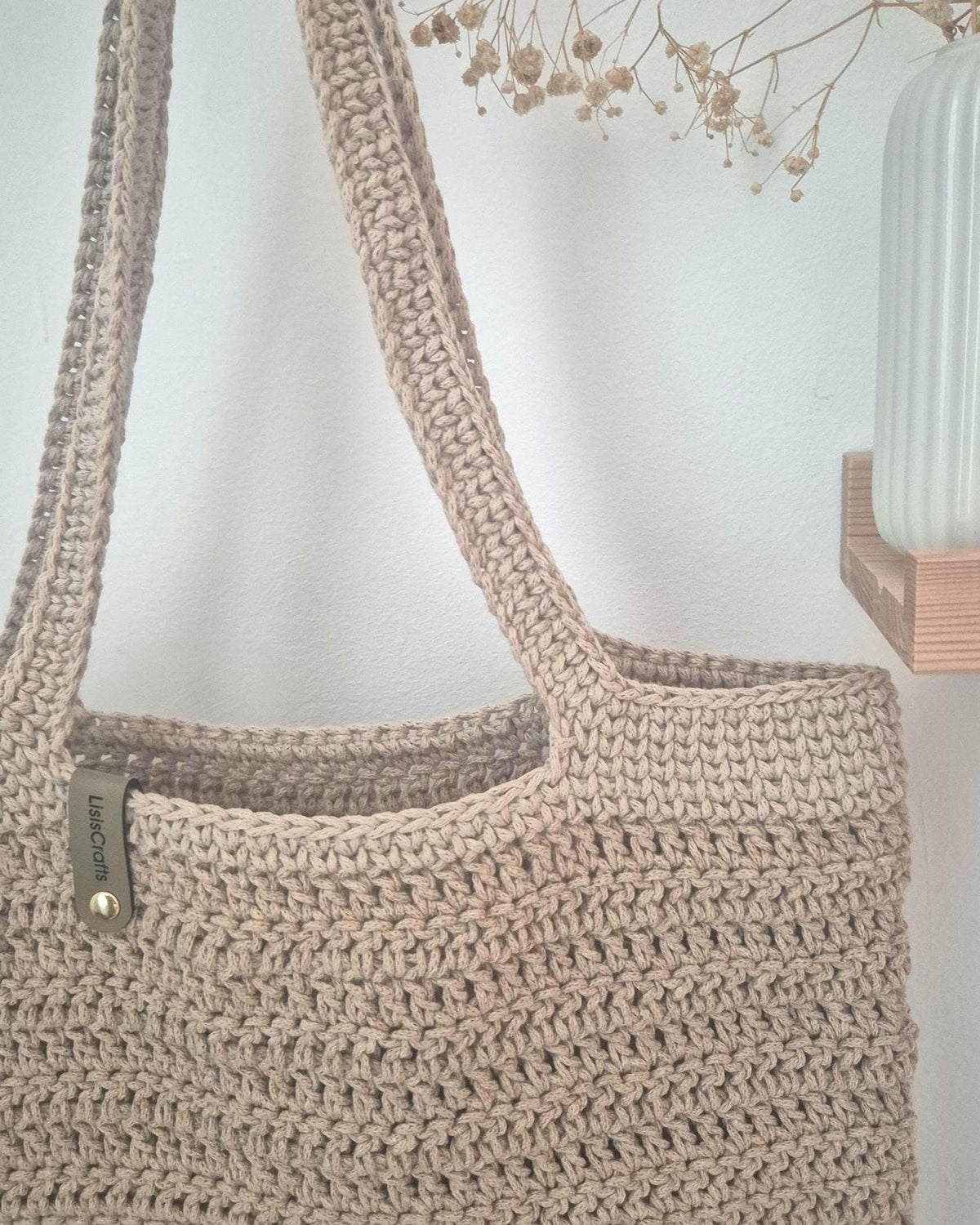 Beige Häkelschultertasche aus Makrameegarn mit zwei Schulterträgern