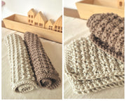 Zwei gehäkelte Baumwolltücher in Steingrau und Taupe, jeweils 25 × 25 cm