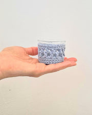 Teelichtglas mit gehäkelter Baumwollhülle und Teelicht, etwa 5 cm hoch