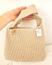 Beige handgehäkelte Schultertasche aus Baumwolle mit strukturierter Oberfläche und langem Träger