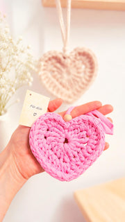 Gehäkelter Herzanhänger mit Holzperle und Karte, 11 cm