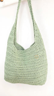 Minimalistische handgehäkelte Schultertasche aus Baumwolle in Naturfarben, 30 × 25 cm