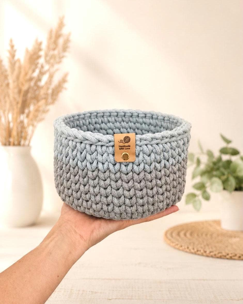 Dreifarbiger Häkelkorb aus Baumwollkordel mit Polyesterkern, 20 cm breit