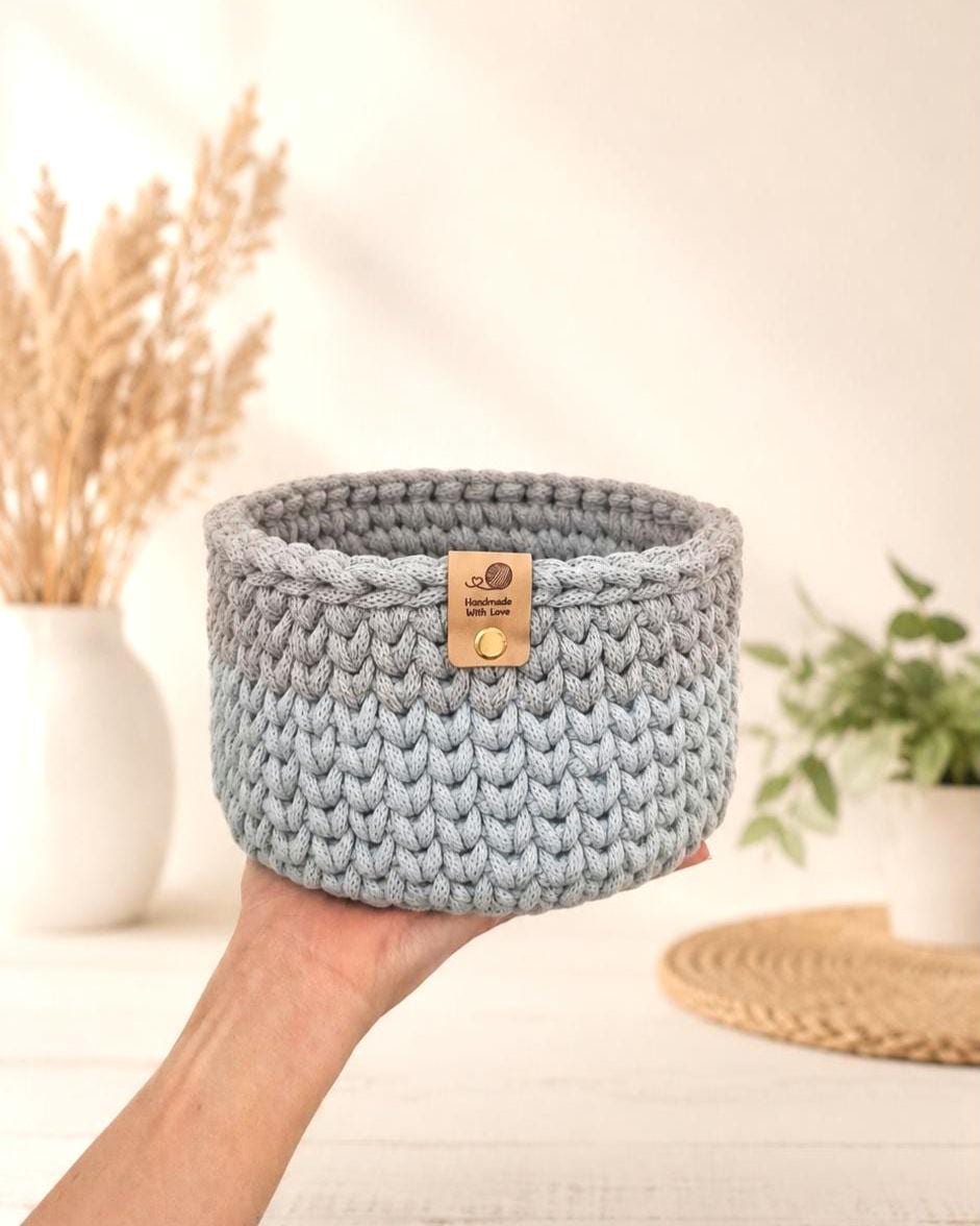 Dreifarbiger Häkelkorb aus Baumwollkordel mit Polyesterkern, 20 cm breit