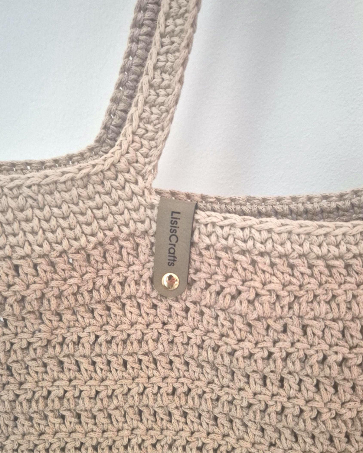 Beige Häkelschultertasche aus Makrameegarn mit zwei Schulterträgern