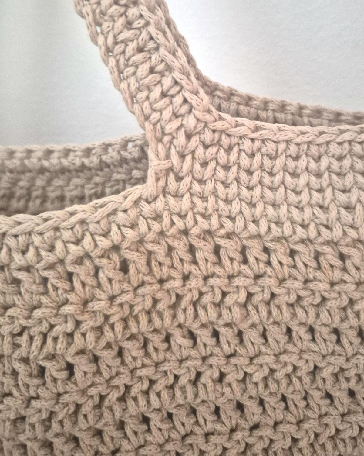 Beige Häkelschultertasche aus Makrameegarn mit zwei Schulterträgern