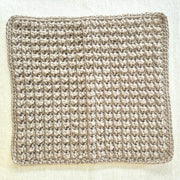 Zwei gehäkelte Baumwolltücher in Steingrau und Taupe, jeweils 25 × 25 cm