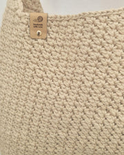 Beige handgehäkelte Schultertasche aus Baumwolle mit strukturierter Oberfläche und langem Träger