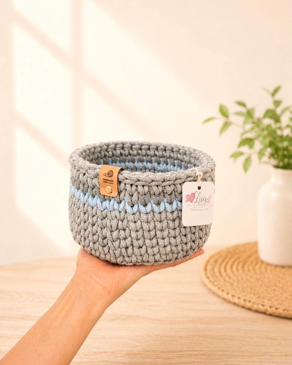 Dreifarbiger Häkelkorb aus Baumwollkordel mit Polyesterkern, 20 cm breit