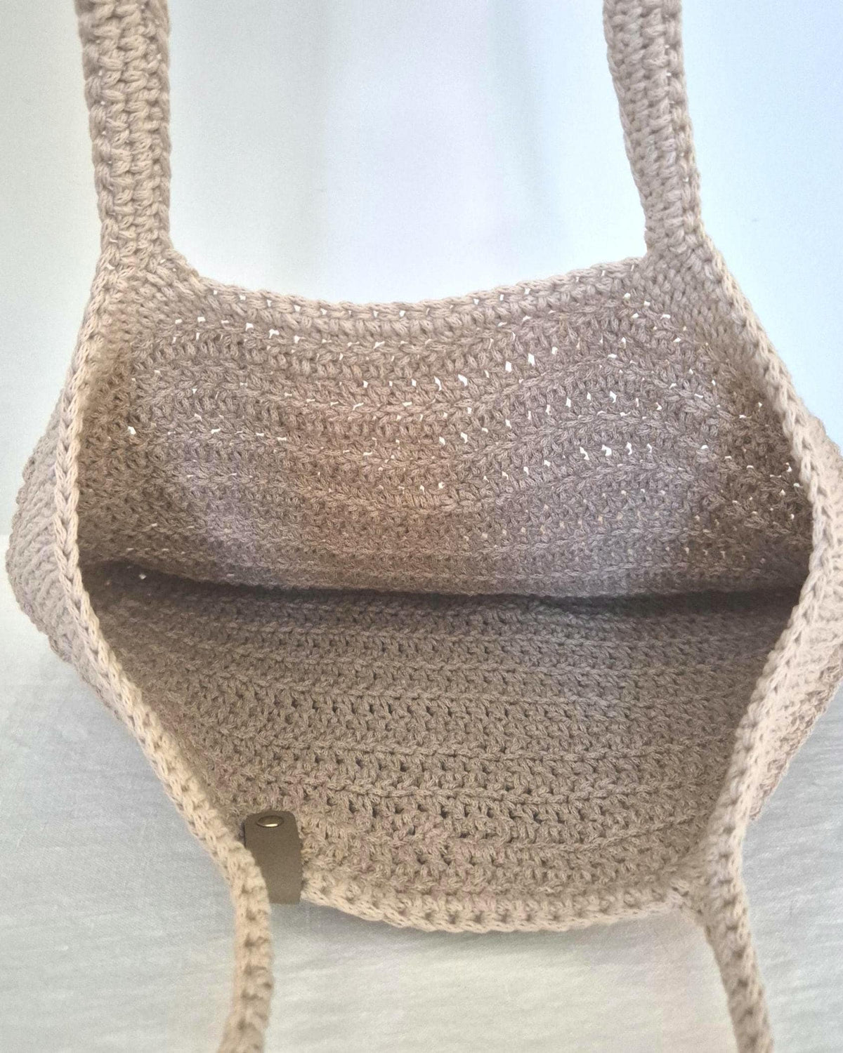 Beige Häkelschultertasche aus Makrameegarn mit zwei Schulterträgern