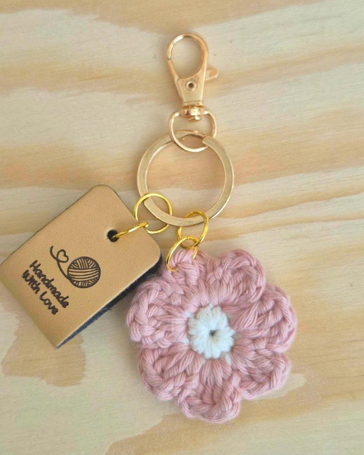 Gehäkelter Blumen-Schlüsselanhänger in Pastellfarben mit goldfarbenem Karabiner, 10 cm lang