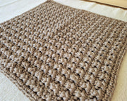 Zwei gehäkelte Baumwolltücher in Steingrau und Taupe, jeweils 25 × 25 cm