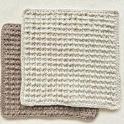 Zwei gehäkelte Baumwolltücher in Steingrau und Taupe, jeweils 25 × 25 cm