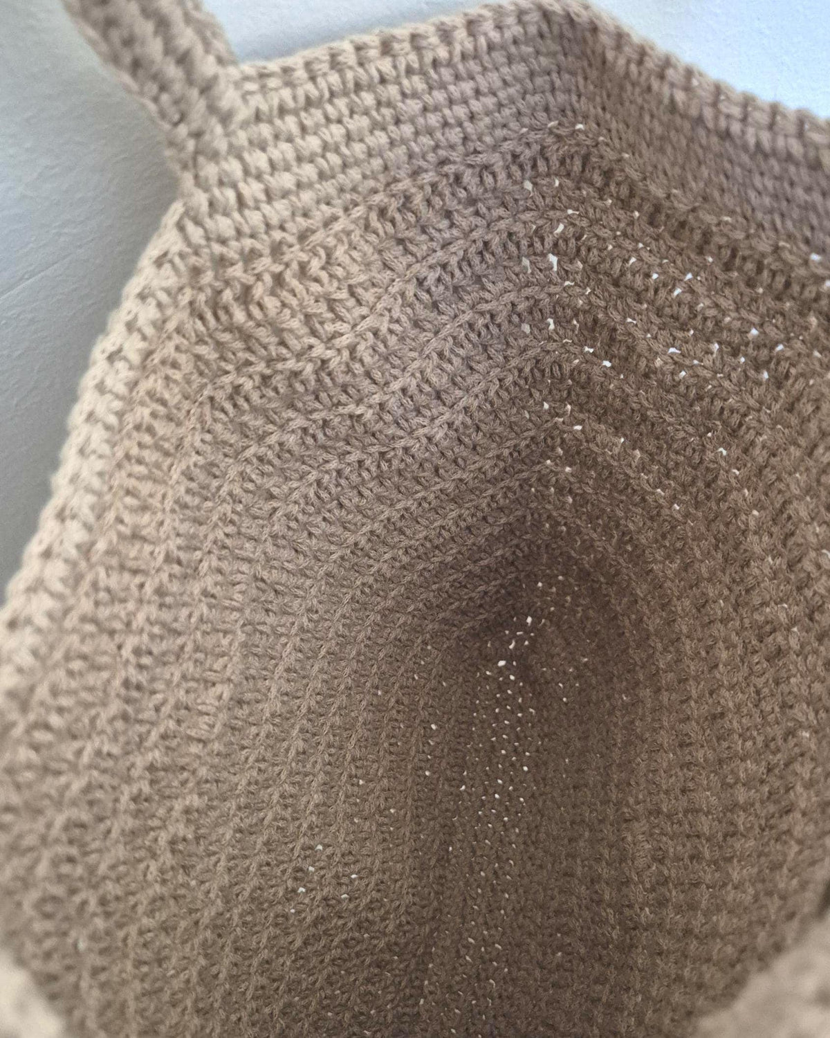 Beige Häkelschultertasche aus Makrameegarn mit zwei Schulterträgern
