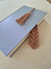 Gehäkeltes Baumwoll-Lesezeichen mit Quaste, etwa 3 × 27 cm groß