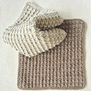 Zwei gehäkelte Baumwolltücher in Steingrau und Taupe, jeweils 25 × 25 cm