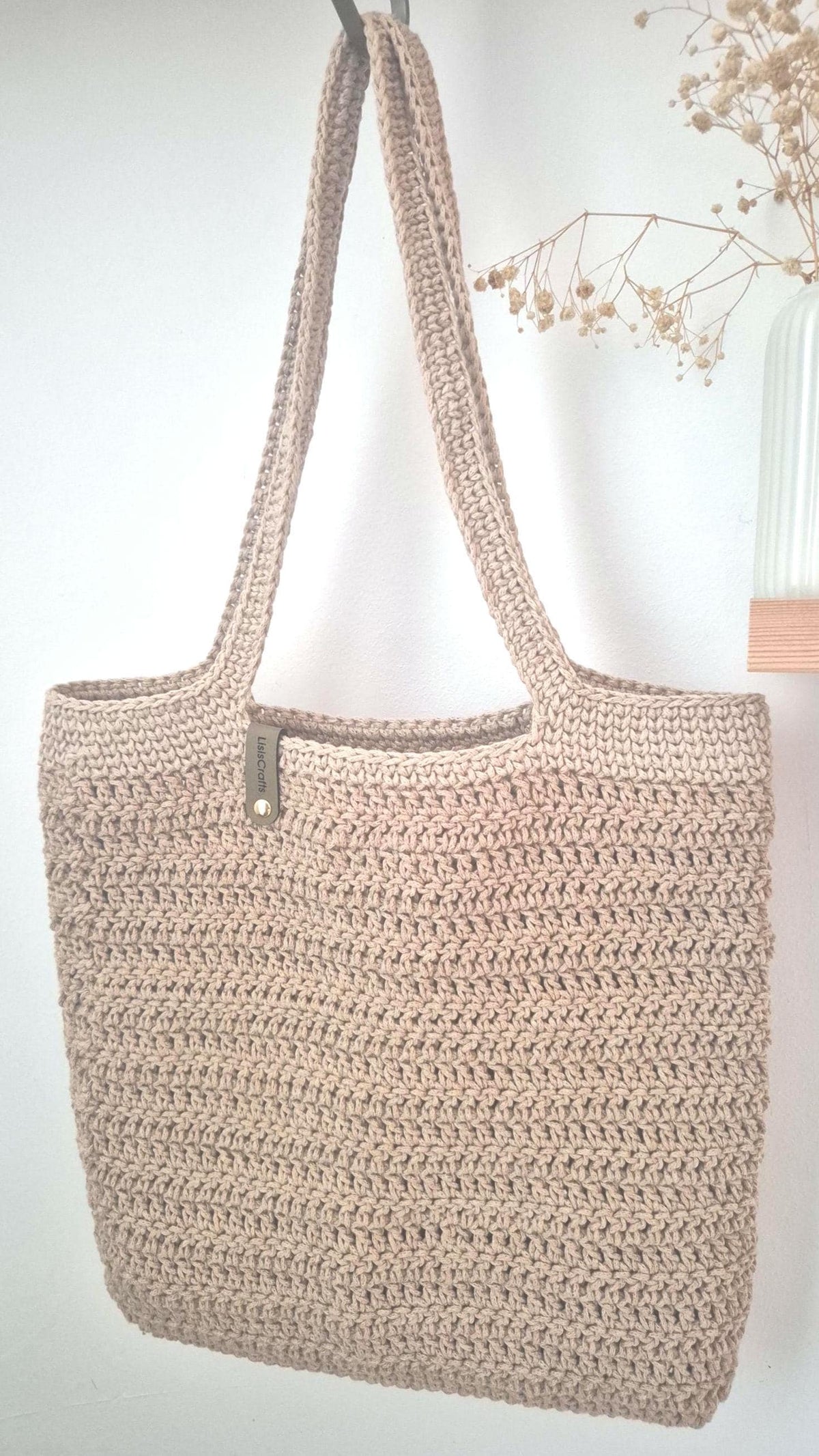 Beige Häkelschultertasche aus Makrameegarn mit zwei Schulterträgern