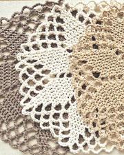 Rundes Häkeldeckchen aus Makrameegarn, 34 cm