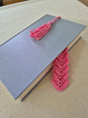 Gehäkeltes Baumwoll-Lesezeichen mit Quaste, etwa 3 × 27 cm groß