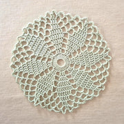Rundes Häkeldeckchen aus Baumwolle in Pastellfarben mit 24 cm Durchmesser