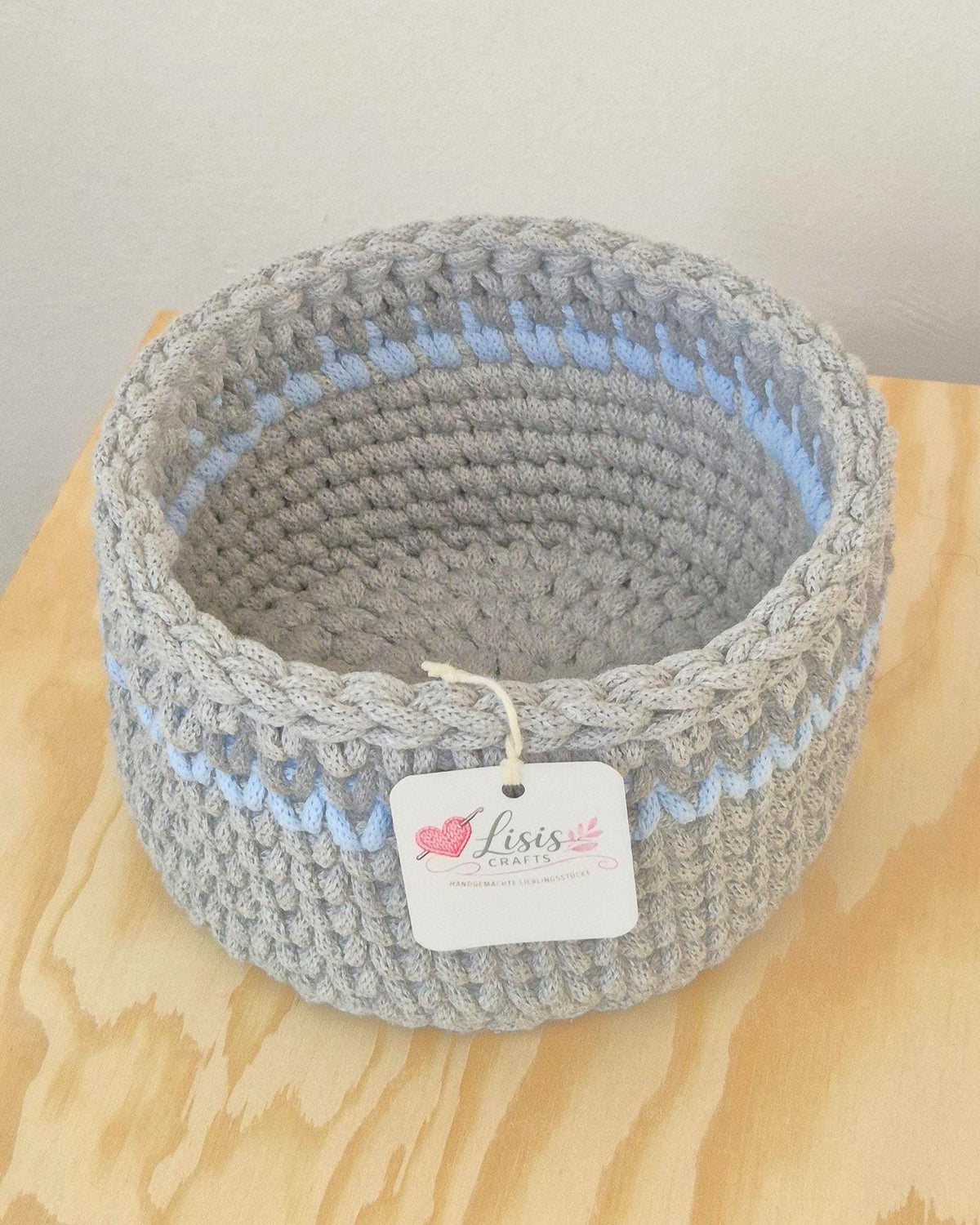Dreifarbiger Häkelkorb aus Baumwollkordel mit Polyesterkern, 20 cm breit