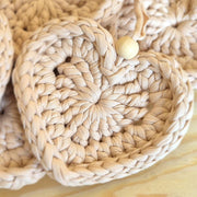 Gehäkelter Herzanhänger mit Holzperle und Karte, 11 cm