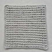 Zwei gehäkelte Baumwolltücher in Steingrau und Taupe, jeweils 25 × 25 cm