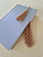 Gehäkeltes Baumwoll-Lesezeichen mit Quaste, etwa 3 × 27 cm groß