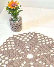 Rundes Häkeldeckchen aus Makrameegarn, 34 cm
