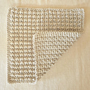 Zwei gehäkelte Baumwolltücher in Steingrau und Taupe, jeweils 25 × 25 cm
