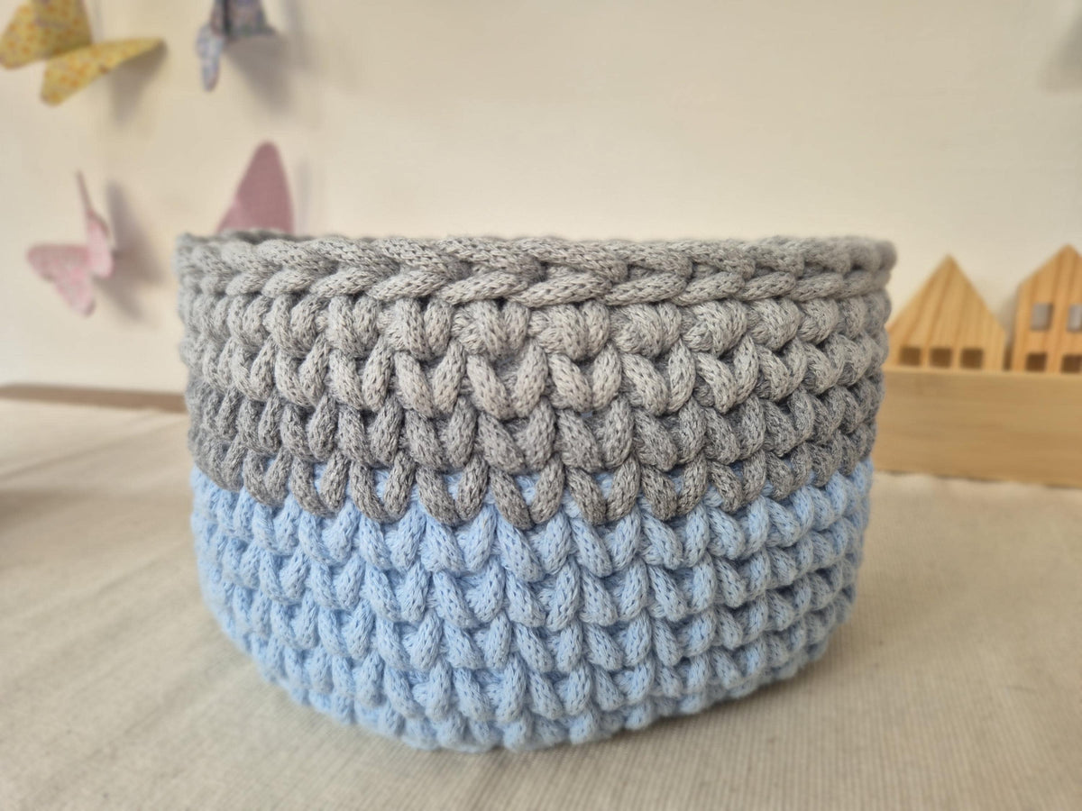 Dreifarbiger Häkelkorb aus Baumwollkordel mit Polyesterkern, 20 cm breit