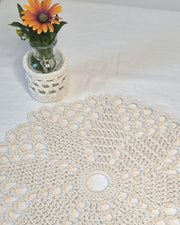 Rundes Häkeldeckchen aus Makrameegarn, 34 cm
