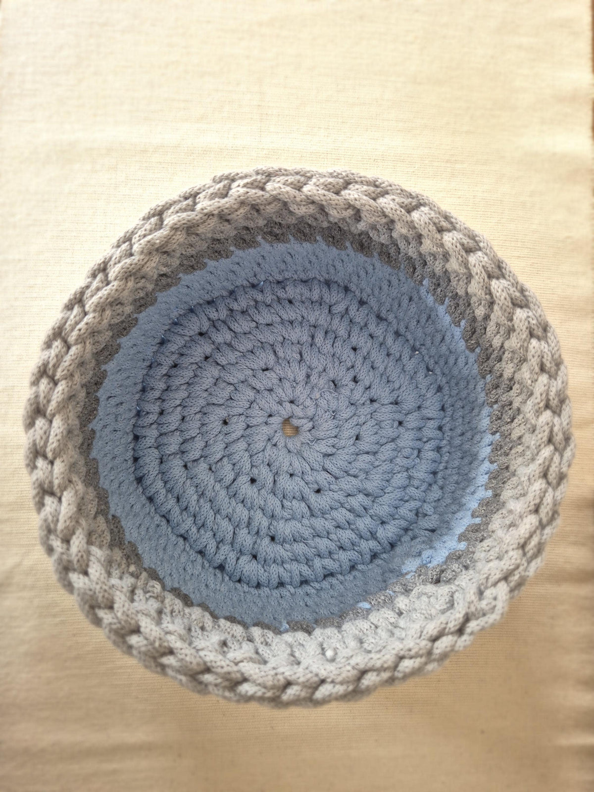 Dreifarbiger Häkelkorb aus Baumwollkordel mit Polyesterkern, 20 cm breit