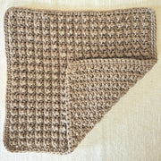 Zwei gehäkelte Baumwolltücher in Steingrau und Taupe, jeweils 25 × 25 cm