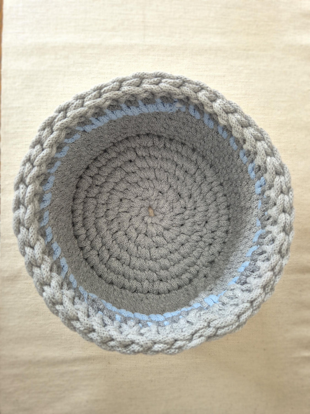 Dreifarbiger Häkelkorb aus Baumwollkordel mit Polyesterkern, 20 cm breit