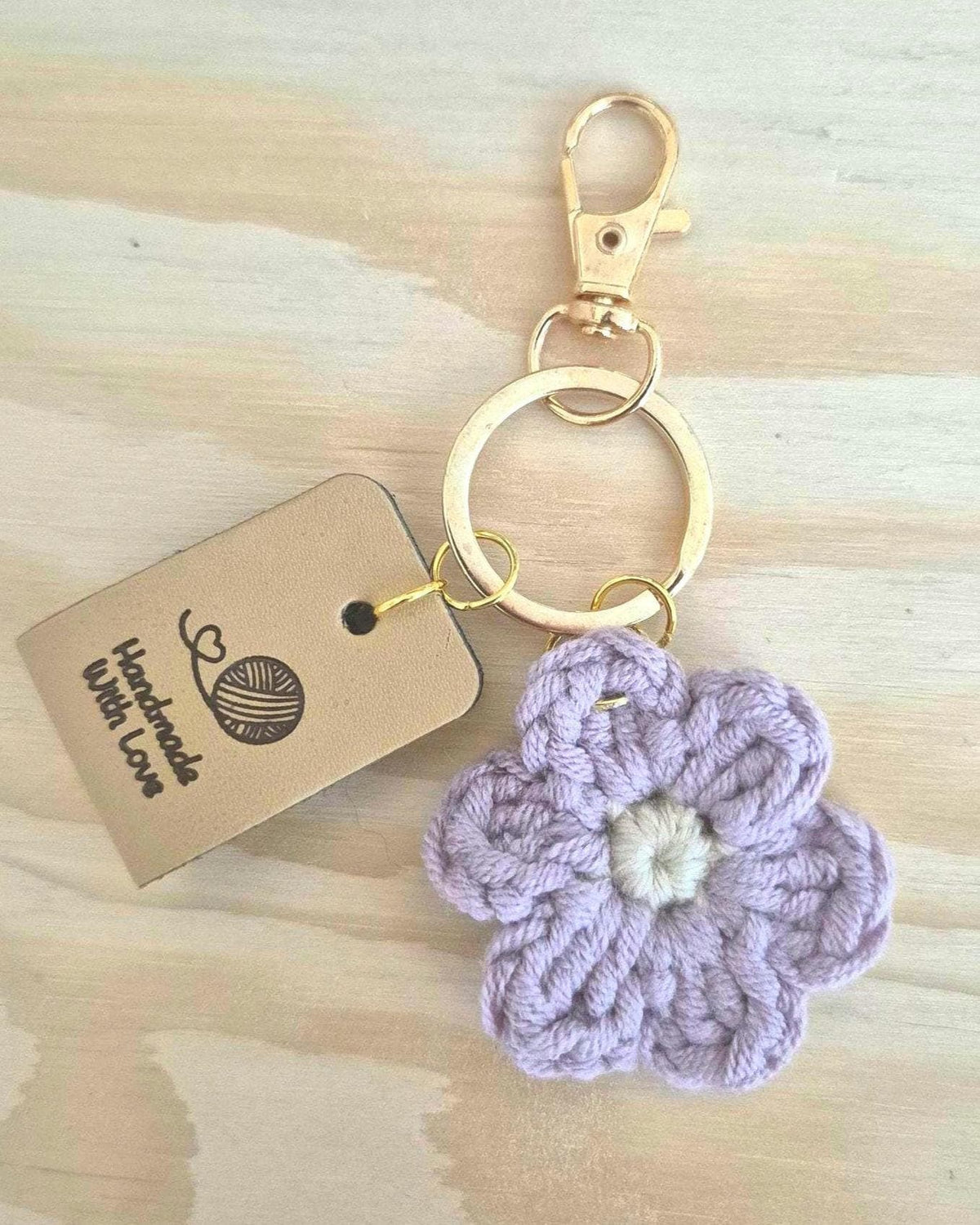 Gehäkelter Blumen-Schlüsselanhänger in Pastellfarben mit goldfarbenem Karabiner, 10 cm lang