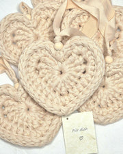 Gehäkelter Herzanhänger mit Holzperle und Karte, 11 cm