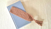 Gehäkeltes Baumwoll-Lesezeichen in Natur- oder Pastellton mit Quaste, 27 cm lang