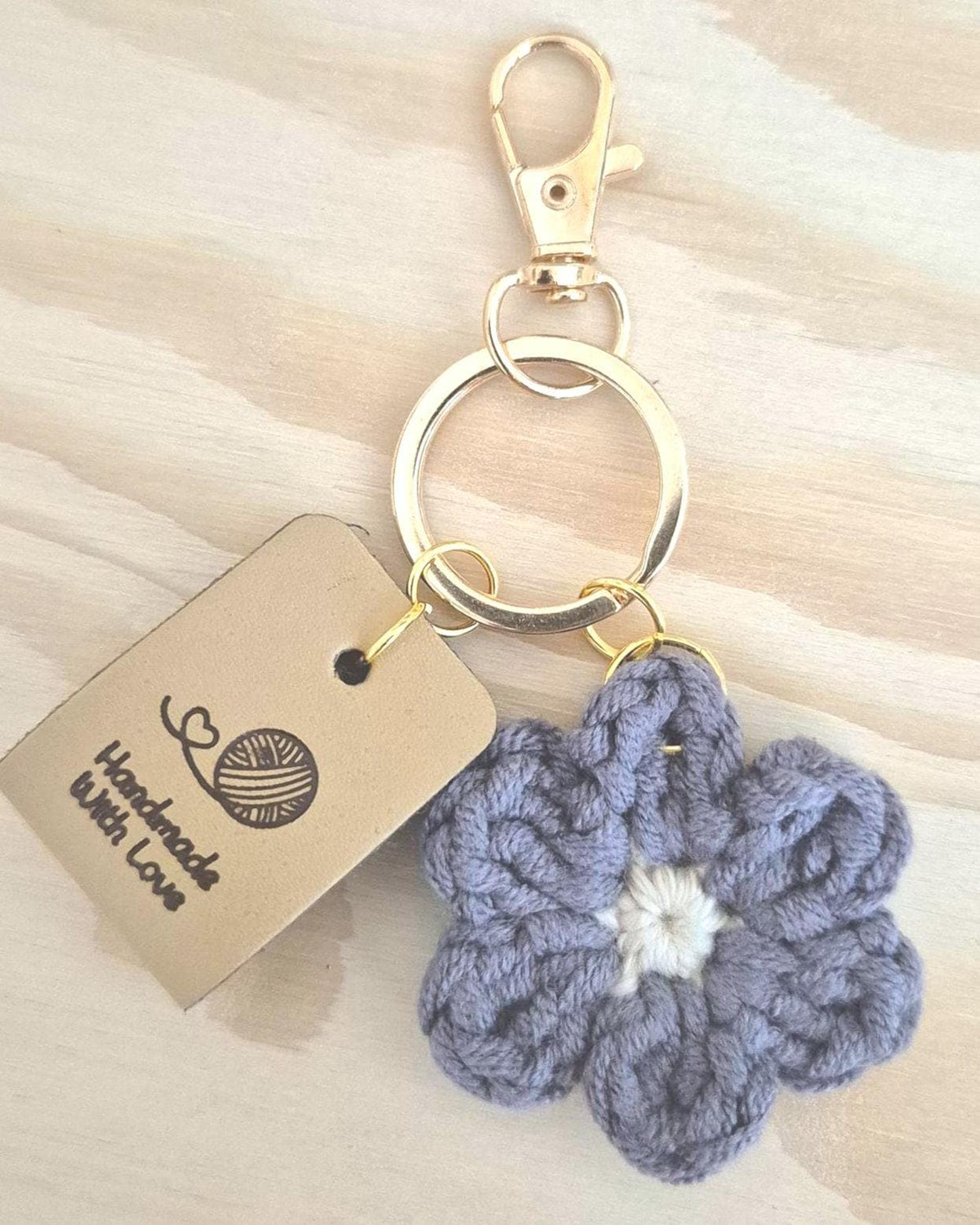 Gehäkelter Blumen-Schlüsselanhänger in Pastellfarben mit goldfarbenem Karabiner, 10 cm lang