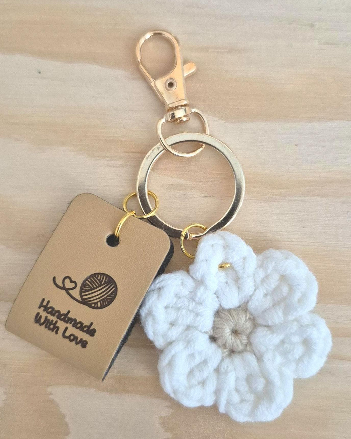 Gehäkelter Blumen-Schlüsselanhänger in Pastellfarben mit goldfarbenem Karabiner, 10 cm lang