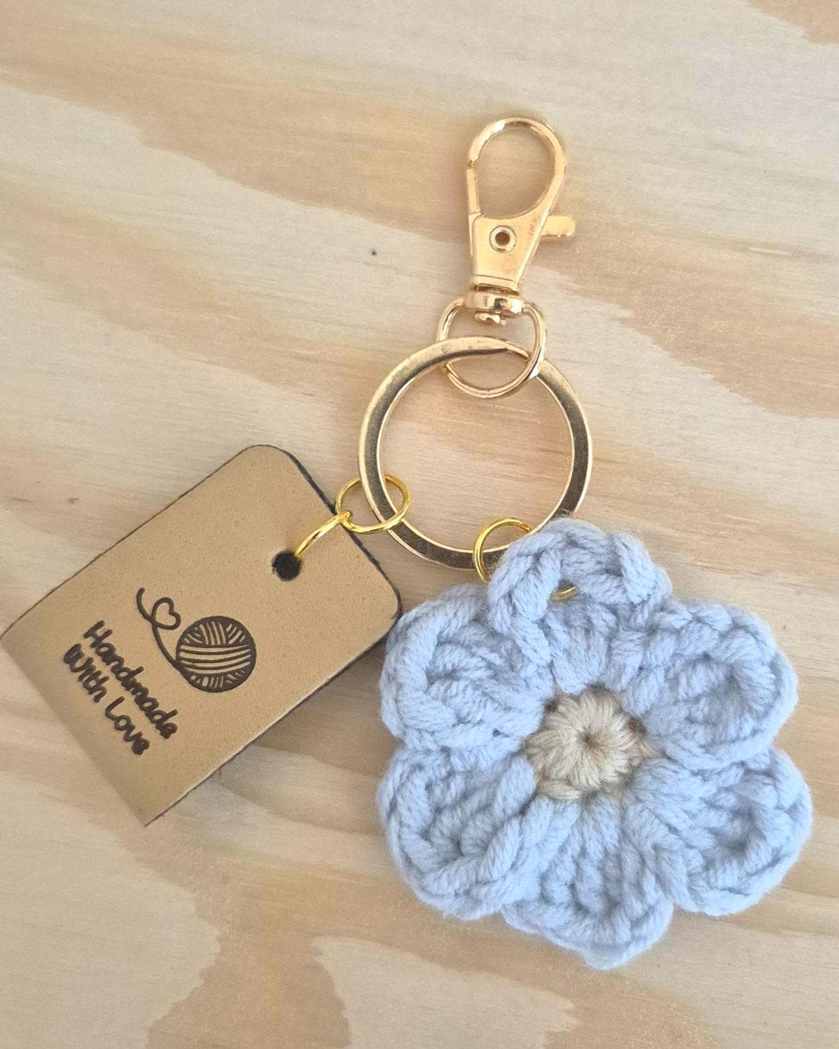 Gehäkelter Blumen-Schlüsselanhänger in Pastellfarben mit goldfarbenem Karabiner, 10 cm lang