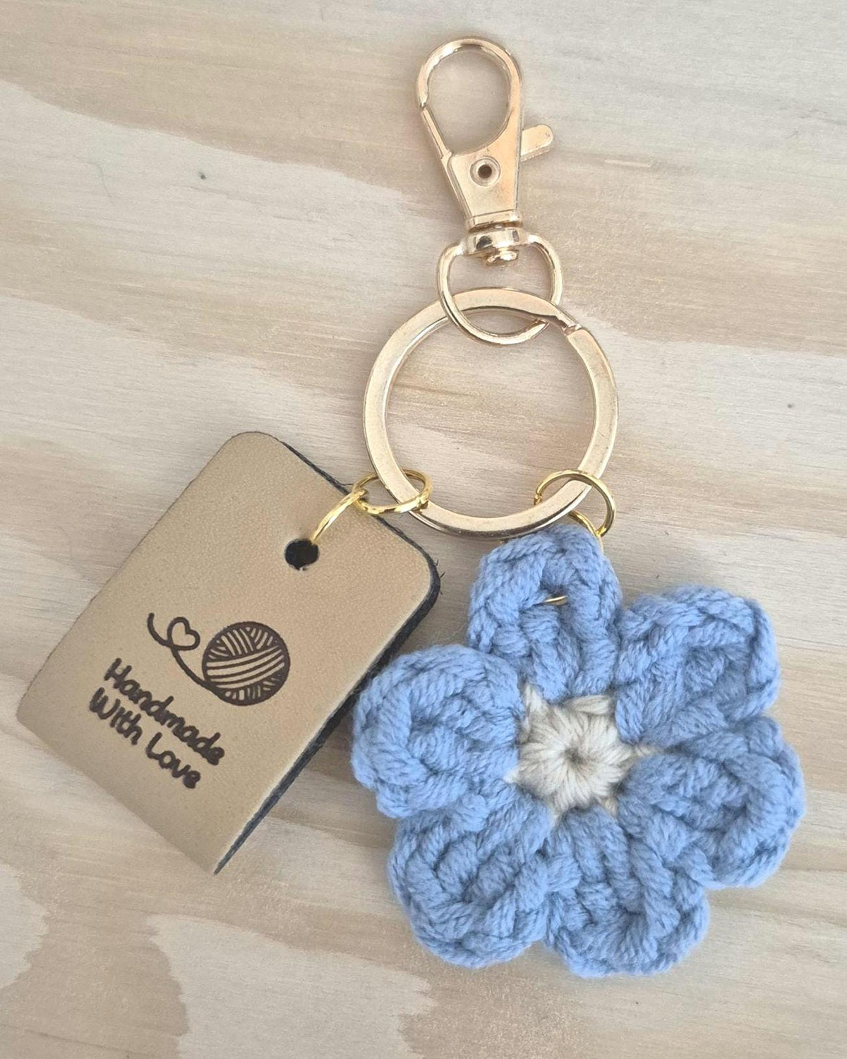 Gehäkelter Blumen-Schlüsselanhänger in Pastellfarben mit goldfarbenem Karabiner, 10 cm lang